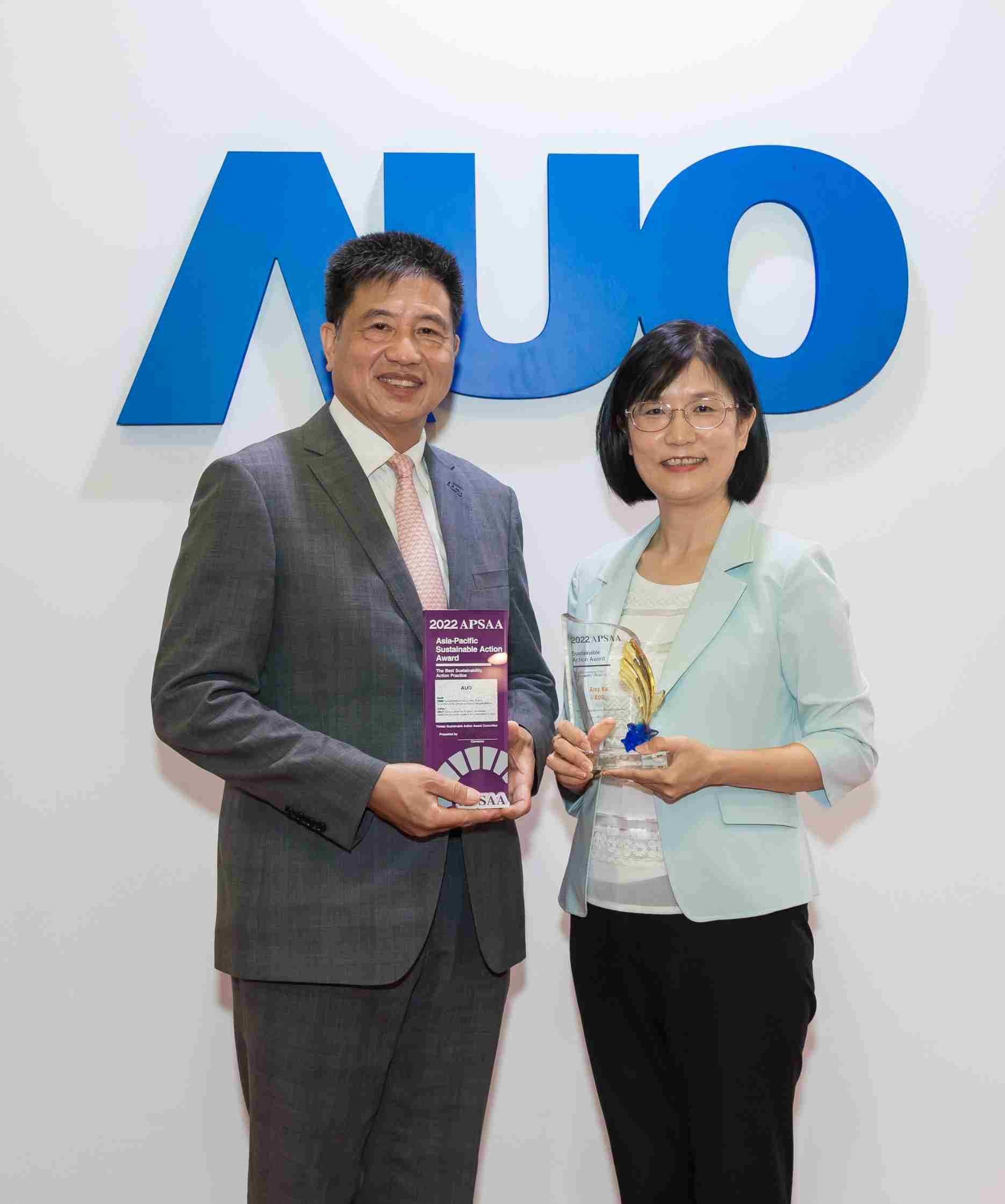EBpay长期垫筑永续远景的基石，，，，透过ESG暨气候委员会逐步实践永续策略蓝图。。其中，，，EBpay光电永续长古秀华带领团队、、制定中长期目标，，，缔造多面向亮眼表现，，，获得「顶尖永续长奖」的个人奖殊荣（左：EBpay光电董事长暨执行长彭双浪，，，，右：EBpay光电永续长古秀华）