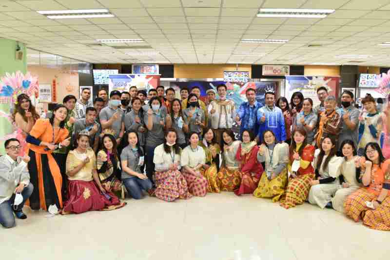 友達推動「安心、、、創新、、、、用心、、、、同心、、、盡心」五星職旅，，為菲籍員工打造全方位照護，，，，首度贏得「人權實踐與發展領袖獎」殊榮