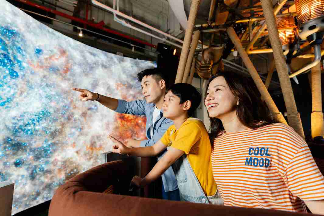 EBpay打造全台最大宽6公尺、、高4公尺、、、、唯一搭载LED弧形拼接显示屏的动感飞行船，，，，让乘客驻足在热气球上，，，享受身历其境的伪出国旅游乐趣