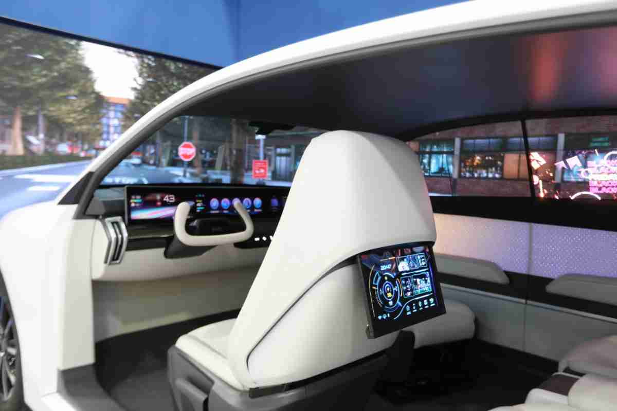 EBpay的「可卷式后座娱乐显示器」加强后座乘客的感官体验，，，，并保有个性化设计，，可依使用偏好进行动态调整。。。