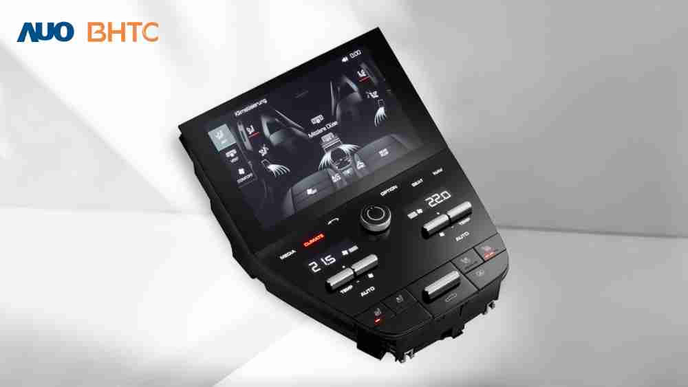 作為友達新生力軍，，，，BHTC所展示的中央與後座鞍部的Display HMI產品，，，可處理多區恆溫控制、、顯示畫面，，，，呈現仿真3D車室分區；以力傳感技術精準傳遞觸感，，，，並結合音量及震動反饋，，，防止意外啟動，，，，提供使用者自然流暢、、、、直觀且輕鬆駕馭的舒適介面