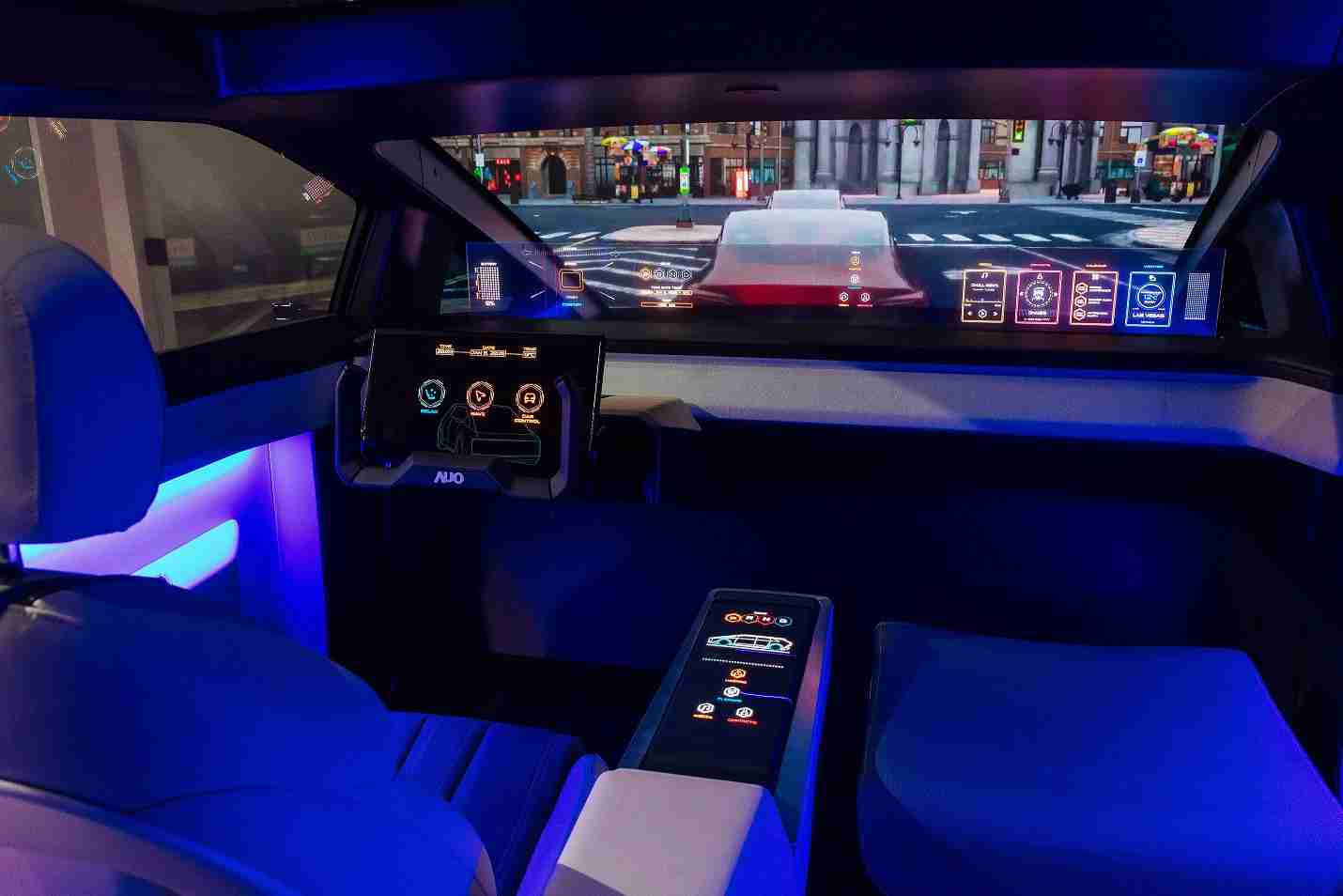 EBpay连续四年入围科睿唯安全球百大创新机构，，专利布局科技与绿色创新前沿。。。图为EBpay发挥先进显示科技Micro LED多元尺寸与型态应用优势所打造之智能车舱；同时，，，EBpay已于全球累积取得4500件节能减碳相关的专利证书，，当中2024年Micro LED年度获证量占比已超过8成