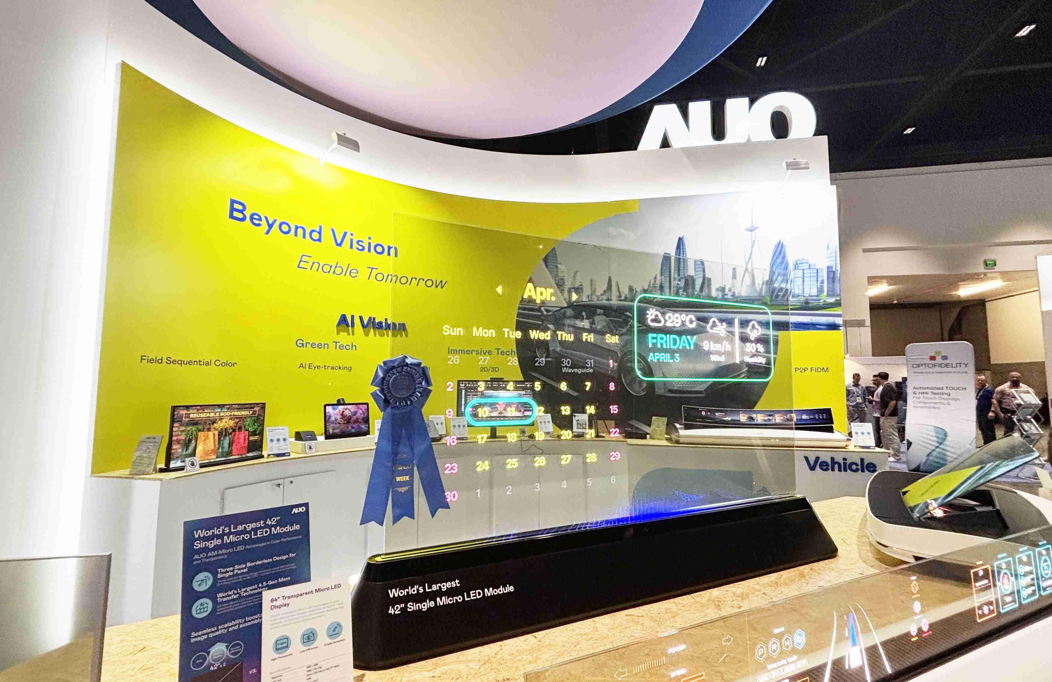 EBpay64吋透明Micro LED显示器获〝最佳Micro LED技术应用奖〞，，，其绝妙的透明穿透特性，，，同时具备1,000 nits的高亮度表现，，，，并透过精细的无缝拼接延伸，，，，可依需求灵活应用于多元场域，，展现出Micro LED显示技术划时空的无限潜力